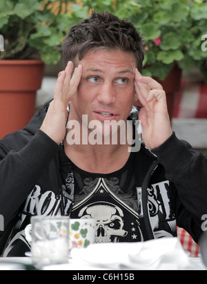 Alex Reid having lunch with his wife Katie Price and friends at the Ivy restaurant on Robertson Blvd. Los Angeles, California, Stock Photo