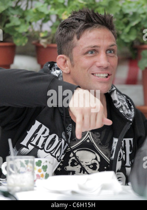 Alex Reid having lunch with his wife Katie Price and friends at the Ivy restaurant on Robertson Blvd. Los Angeles, California, Stock Photo