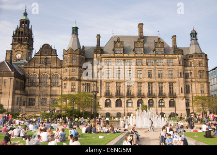 Town Hall & Peace Gardens Crowded with Families Enjoying Sunny Weather, Sheffield City Centre, UK Stock Photo