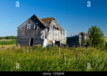 An old house in disrepair in rural western Manitoba, Canada. Stock Photo