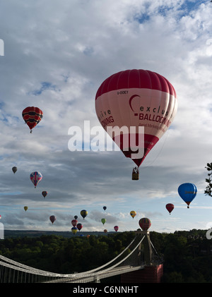 dh Bristol Balloon Fiesta CLIFTON BRIDGE BRISTOL ENGLAND Balloon festival hot air balloons flying above Suspension bridges ballooning in uk Stock Photo