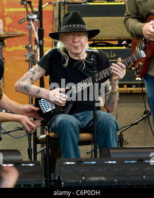Johnny winter crossroads guitar festival 2010 at toyota park