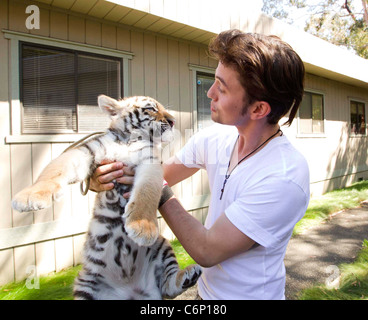 Jackson Rathbone 'The Last Airbender' stars Jackson Rathbone and Nicola Peltz hold a signing and PA session at Six Flags Stock Photo