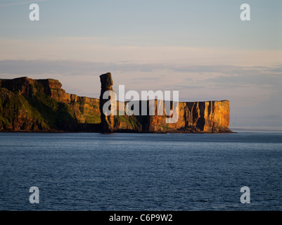 dh Old Man of Hoy HOY ORKNEY Scotland Landmark Red sandstone sea stack seacliff coast scottish uk cliffs