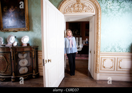 Lady Carnarvon in the Drawing Room, Highclere Castle, Newbury, Berkshire, England, UK. Photo:Jeff Gilbert Stock Photo