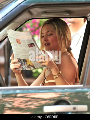 Kate Hudson filming on the set of her new movie 'Something Borrowed'. New York City, USA - 02.06.10 Stock Photo