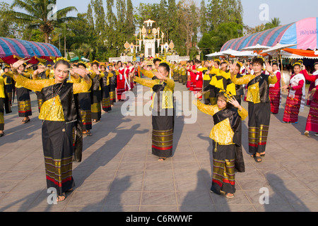 PHAYAO, THAILAND - MARS 05: Thai dancer  perform Thai dance  during festival in honor  to Phayao founder King Ngam Muang Stock Photo