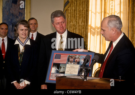 President Bill Clinton awards astronaut Dr. Shannon Lucid the Congressional Space Medal of Honor at the White House Stock Photo