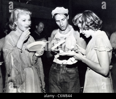MARLON BRANDO with Vivien Leigh at left and Kim Hunter during break in filming A Streetcar Named Desire in 1950 Stock Photo