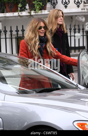 Elle Macpherson returns to her car after taking her child to school London,  England - 26.06.09 Stock Photo - Alamy