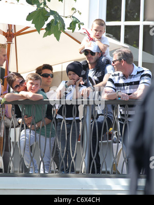 David Beckham and Victoria Beckham with their sons Cruz, Romeo and Brooklyn watch the Jonas Brothers perform live at The Grove Stock Photo