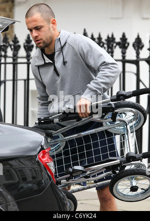 Joe Cole The England and Chelsea Football player Joe Cole with wife Carly Zucker and their newly born baby girl leaving home. Stock Photo