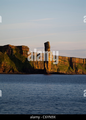 dh Old Man of Hoy HOY ORKNEY Red sandstone sea stack and Hoy seacliff coast Stock Photo