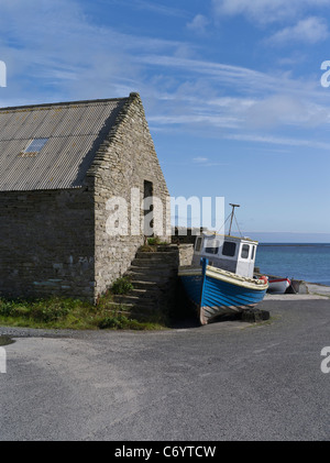 dh South Wick PAPA WESTRAY ORKNEY Fishing boat ashore and fishermans building Stock Photo