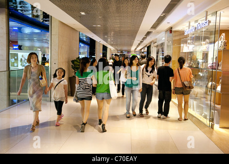 crowds of people at Orchard Road, Singapore Stock Photo - Alamy