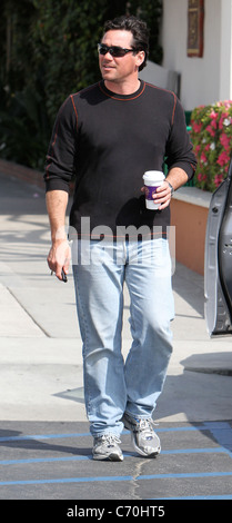 Dean Cain wearing sunglasses, jeans and trainers, buys a drink from ...