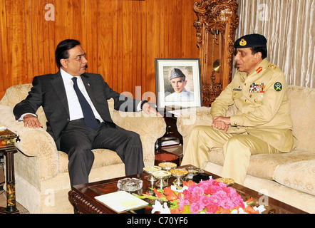 President Asif Ali Zardari exchanges views with Chief of Army Staff General Ashfaq Parvez Kayani - Stock Photo