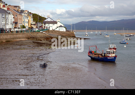 The sea-front t Aberdyfi at the mouth of the estuary of River Dyfi in Gwynedd, Wales. Areas is popular with holiday makers. Stock Photo