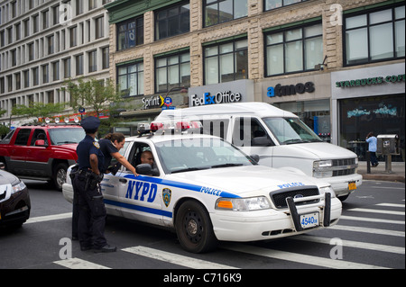 NYPD officers talk to NYPD officers in a patrol car in Harlem in New York on Monday, September 5, 2011. (© Frances M. Roberts) Stock Photo