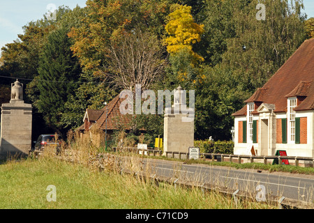 Lutyen Edwin designed memorial - Runnymede, Surrey, England. Tea Room  lodges by road. Stock Photo