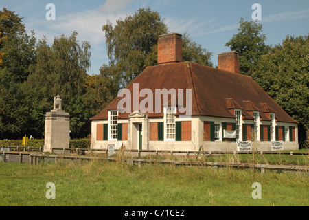 Lutyen Edwin designed memorial - Runnymede, Surrey, England. Tea Room  lodges by road. Stock Photo