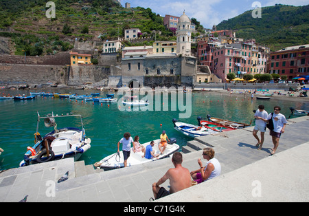 Menschen am Hafen, Fischerdorf Vernazza, Fischerboote, People at the beach, fishing boats in the harbour of Vernazza Stock Photo