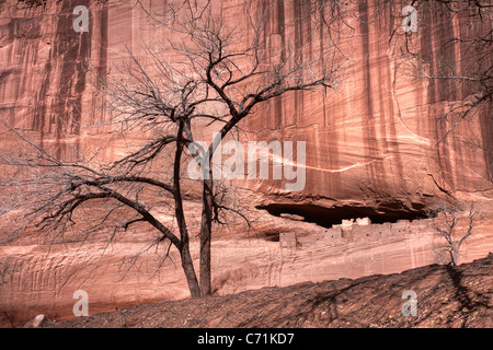 Cliffside home to ancient people in Arizona Stock Photo