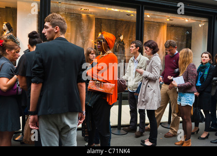 Paris, France, Crowd Standing on Line at Annual Fashion Night, Chanel Store, Avenue Montaigne, people on the streets of Paris, queue store sale, black shopping clothes store, people gathered streets Stock Photo