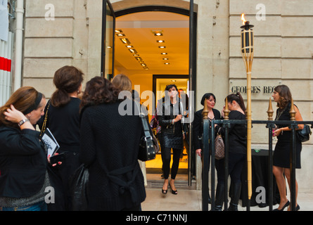 Paris, France, Crowd of French Teenagers Queuing Outside Luxury Shops, 'Georges Reich', Fashion Store, 'Avenue Montaigne' Stock Photo