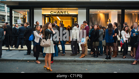 Paris, France, Teenagers Queuing Outside French Luxury Store, Chanel, haute couture, Fashion Night, 'Avenue Montaigne' Panorama, mode labels sale, woman and global economy, young woman in a crowd Stock Photo