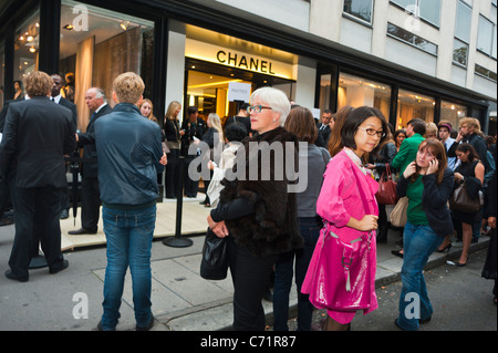 Paris, France, Crowd of Women outside Luxury Shops, Fashion, Shopping Street, Ave. Montaigne Stock Photo