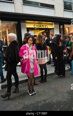 Paris, France, Japanese Woman Posing for Photos outside Luxury Shops, Fashion  'Avenue Montaigne' chanel haute couture Shop Stock Photo