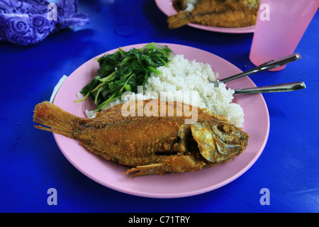 Malaysian fried fish with rice and vegetables at a food stall in Kuala Lumpur Stock Photo