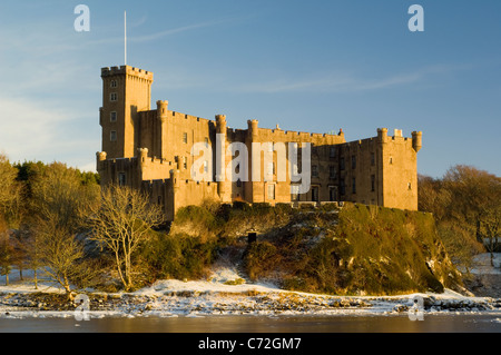 Dunvegan Castle on the shore of Loch Dunvegan Stock Photo