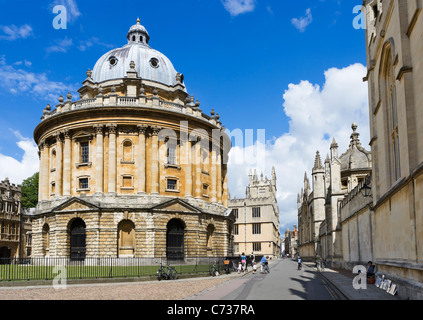 The Radcliffe Camera (home to the Radcliffe Science Library) with All Souls College on right, Radcliffe Square, Oxford,  England Stock Photo