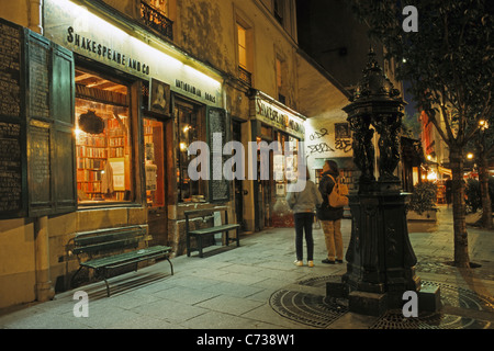 People in front of bookshop Shakespeare &amp; Company at night, Quartier Latin, Paris, France, Europe Stock Photo