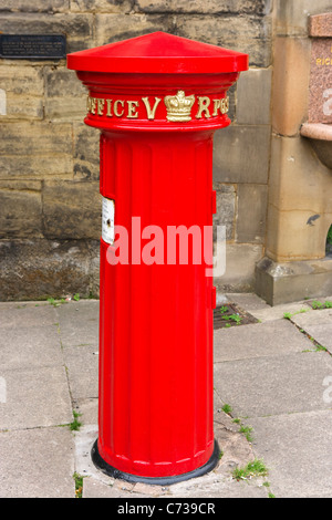 Old Victorian post box in the town centre, Warwick, Warwickshire, England, UK Stock Photo