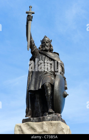 Statue of King Alfred The Great on Broadway in the city centre, Winchester, Hampshire, England, UK Stock Photo