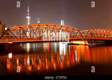 Suzhou Creek, Waibaidu (Garden) Bridge, illuminated at night, Shanghai, China Stock Photo