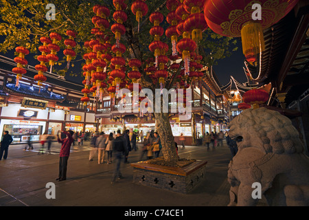 Lanterns hanging in Yuyuan Bazaar district at night, Shanghai, China Stock Photo