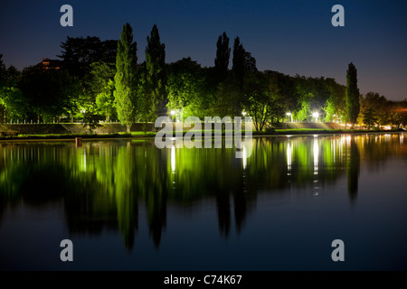 At night, the Allier Lake right bank and the Napoleon III Park (Vichy). La rive droite du lac d’Allier et le parc Napoléon III. Stock Photo