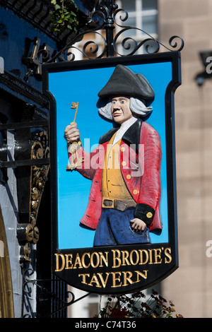 Deacon Brodie's Tavern on the Royal Mile ( High Street), during the annual International Arts Festival, in Edinburgh, Scotland, Stock Photo