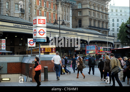 Commuters on way home from work rushing to catch train at Victoria Station London Stock Photo