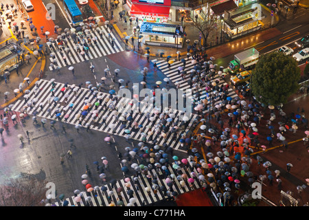 Asia, Japan, Tokyo, Shibuya, Shibuya Crossing - crowds of people crossing the famous crosswalks at the centre of Shibuya Stock Photo