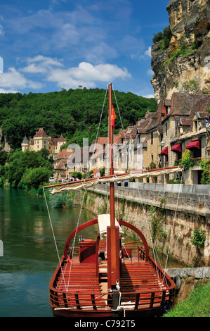 France, Perigord: Gabarre boat at the Dordogne in La Roque -Gageac Stock Photo