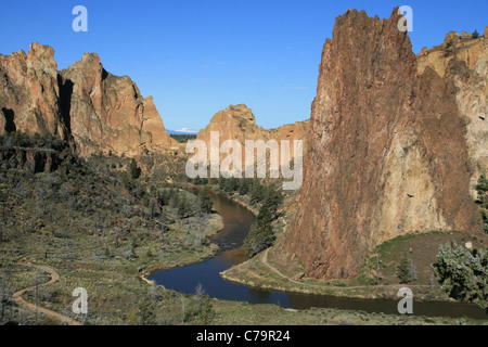 the Crooked River winds past the cliffs of Smith Rock State Park, Oregon Stock Photo