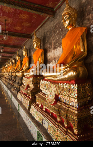 Elk193-1317v Thailand, Bangkok, Wat Sutat, rows of Buddha statues Stock Photo