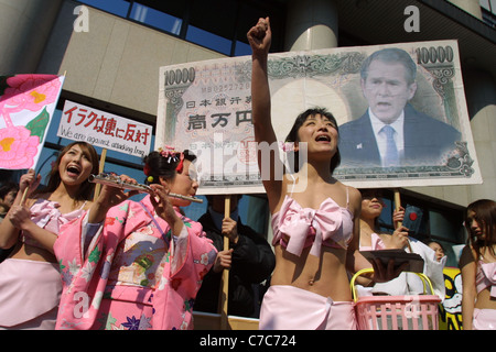 No war (anti-Iraq war) demonstration and protest outside the American Embassy in Tokyo, Japan, on 19th March 2003. Stock Photo