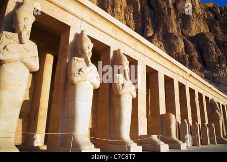 Osiride statues at the Mortuary Temple of Hatshepsut at Deir el Bahri on the West Bank of the Nile River at Luxor, Egypt Stock Photo