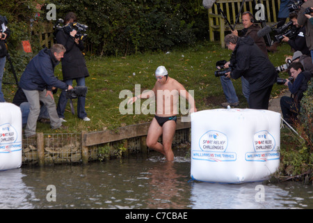 David Walliams enters the water at the start of his 140 mile swim of the river Thames in aid of Sport Relief. Stock Photo